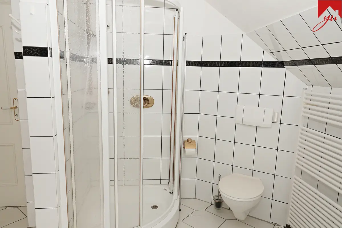 Badezimmer mit Dusche