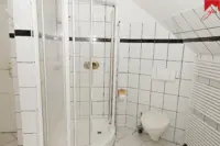 Badezimmer mit Dusche