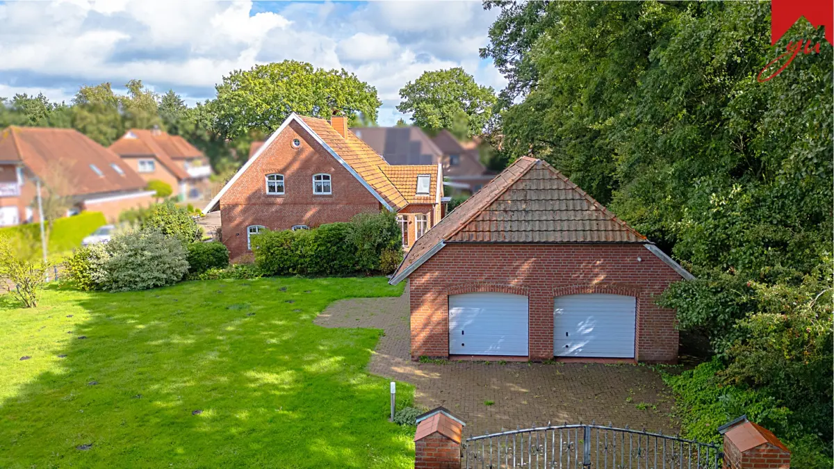 Ein Einfamilienhaus mit drei Garagen
