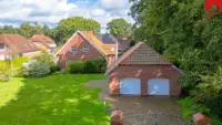 Ein Einfamilienhaus mit drei Garagen