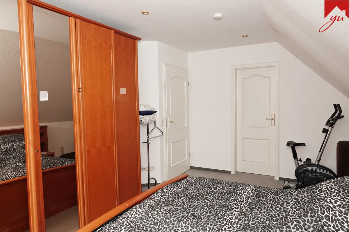 Schlafzimmer mit Zugang zur Ankleide