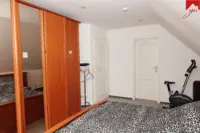 Schlafzimmer mit Zugang zur Ankleide