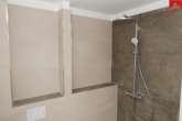 Badezimmer mit Dusche - Hochwertige Erdgeschosswohnung in optimaler Küstennähe! Neubau- Erstbezug!