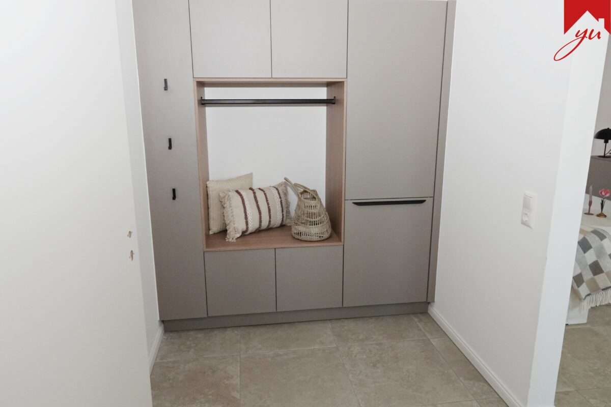 Wohnungseingangsbereich mit Garderobe