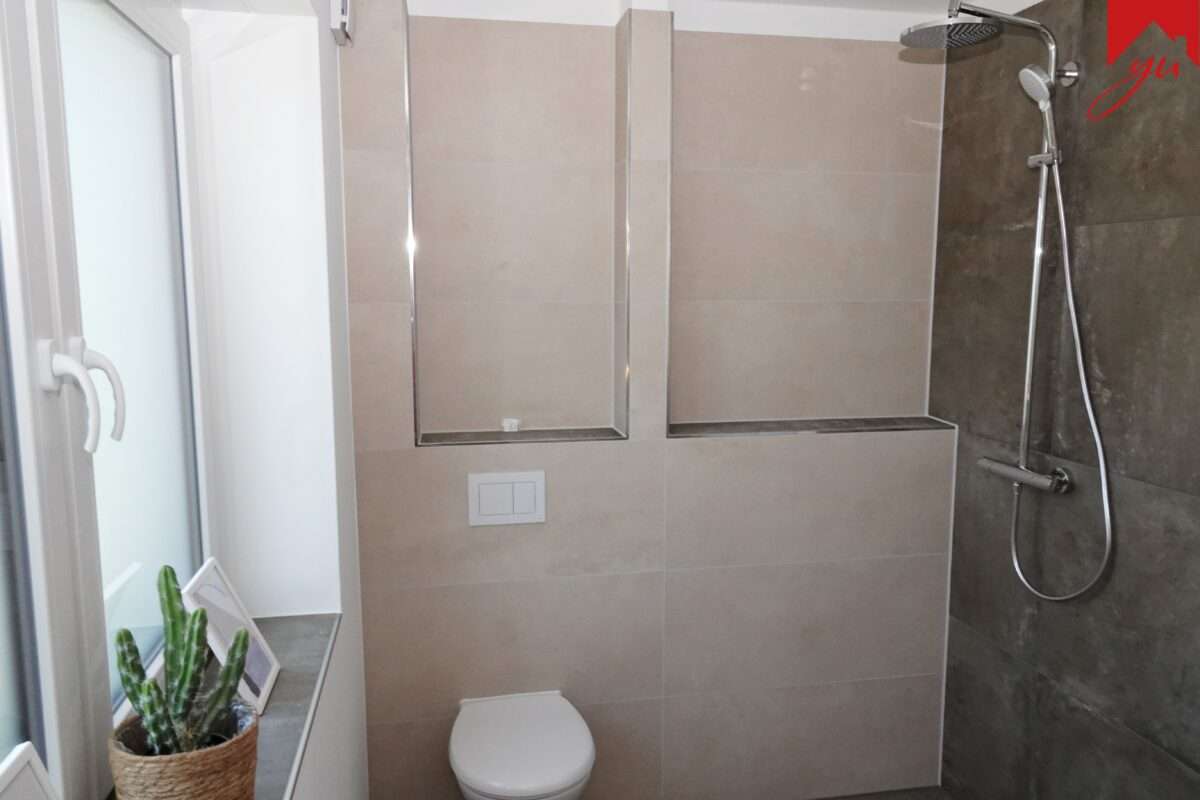 Badezimmer mit ebenerdiger Dusche