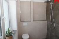 Badezimmer mit ebenerdiger Dusche