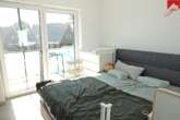 Schlafzimmer mit Zugang zum Balkon