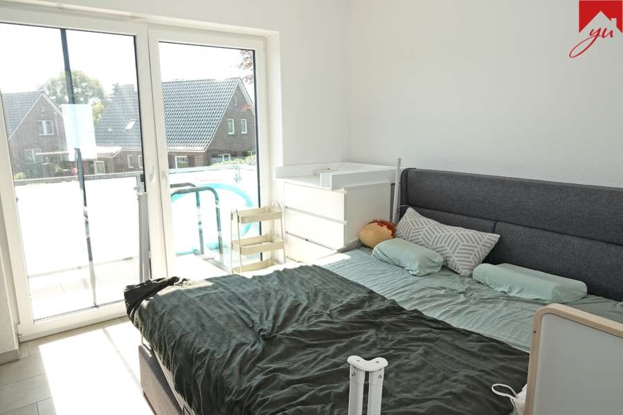 Schlafzimmer mit Zugang zum Balkon