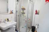 Badezimmer mit Dusche