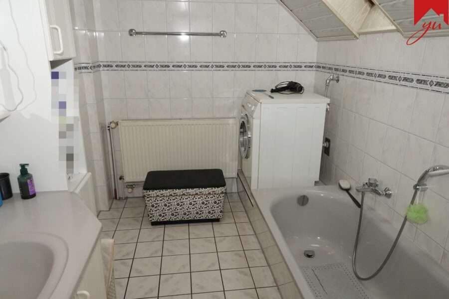 Badezimmer Bild II Badewanne und Waschmaschinenanschluss
