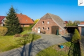 Rückansicht und Auffahrt - Sanierungsbedürftiges Landhaus mit großem Grundstück in ruhiger Dorflage von Utarp
