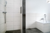 Badezimmer mit Dusche und Wanne - Erstklassige OG- Whg. über zwei Etagen mit traumhafter Dachterrasse in Oldenburg !