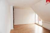 großes Wohnzimmer - Renovierungsbedürftige Eigentumswohnung in guter Lage von Aurich!