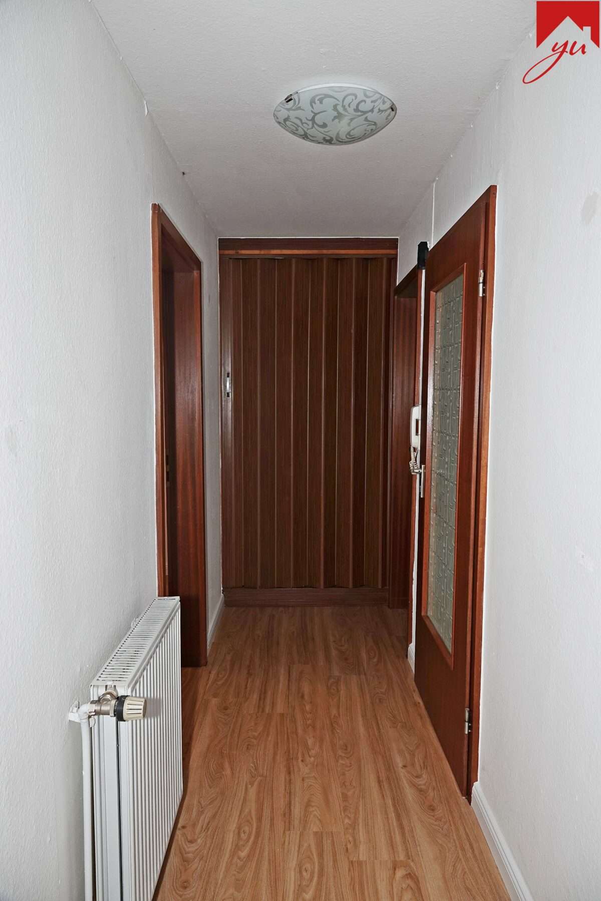 Flur mit praktischem Einbauschrank
