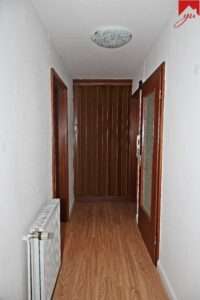 Flur mit praktischem Einbauschrank
