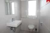 Gäste WC - Lichtdurchflutete Obergeschosswohnung in zentraler Lage von Wiesmoor! Neubau- Erstbezug