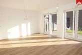 heller Wohn- und Essbereich mit Zugang zur Terrasse - Moderne Erdgeschosswohnung im ansprechenden Neubau und zentraler Lage von Wiesmoor!