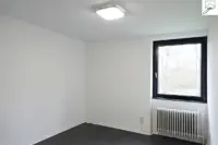 Zimmer I mit angrenzendem Badezimmer Bild I