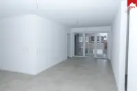 Wohn- und Essbereich mit Zugang zur Loggia