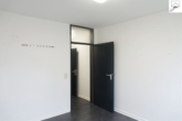 Zimmer II mit angrenzendem Badezimmer Bild II - Geräumige Gewerbefläche in stadtnaher Lage in Aurich