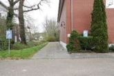Auffahrt zum separatem Eingang - Geräumige Gewerbefläche in stadtnaher Lage in Aurich
