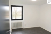Zimmer II mit angrenzendem Badezimmer Bild I - Geräumige Gewerbefläche in stadtnaher Lage in Aurich