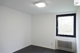 Zimmer I mit angrenzendem Badezimmer Bild I - Geräumige Gewerbefläche in stadtnaher Lage in Aurich