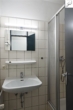 Badezimmer II Bild I - Geräumige Gewerbefläche in stadtnaher Lage in Aurich