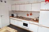 Küche mit Einbauküche - Eine seltene Gelegenheit im Ortskern von Westerholt: Ebenerdiger Bungalow auf pflegeleichtem Grundstück!