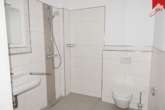 Badezimmer mit ebenerdiger Dusche - Hochwertige Obergeschosswohnung mit 3- Zimmern in sehr guter Lage zu Aurich!