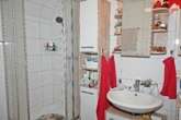 Whg. 2: Badezimmer mit Dusche - Modernes, gut vermietetes Sechsfamilienhaus sowie geräumige Lagerfläche im Ortskern von Werdum.