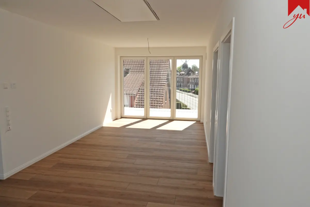 Wohn- und Essbereich mit Zugang zum Balkon
