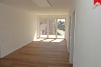 Wohn- und Essbereich mit Zugang zum Balkon