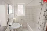 Badezimmer mit Waschmaschinenanschluss - Drei-Zimmer Obergeschosswohnung mit sonnigem Balkon mitten in Aurich!