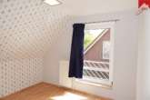 Schlafzimmer Bild I - Drei-Zimmer Obergeschosswohnung mit sonnigem Balkon mitten in Aurich!
