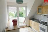 Küche mit Zugang zum Balkon - Drei-Zimmer Obergeschosswohnung mit sonnigem Balkon mitten in Aurich!