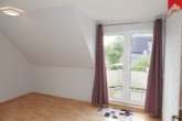 Wohn- und Esszimmer mit Zugang zum Balkon - Drei-Zimmer Obergeschosswohnung mit sonnigem Balkon mitten in Aurich!