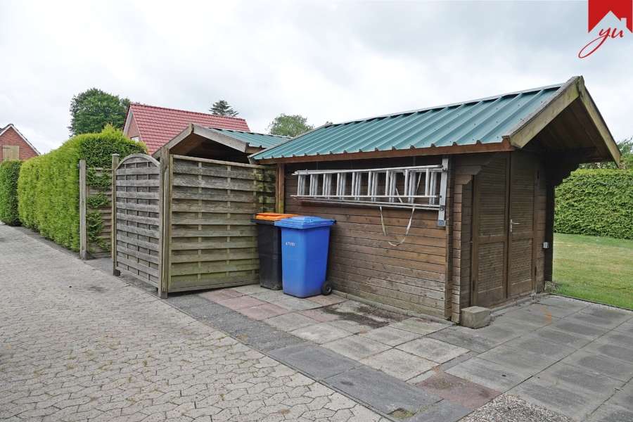 Gartenhäuschen und Zufahrt des Erweiterungsbaus