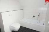 Badezimmer mit Wanne - Moderne Doppelhaushälfte mit hochwertiger Einbauküche zum Wohlfühlen in Eversmeer!