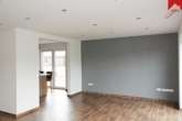 offener Wohn- und Essbereich mit Zugang zur Küche - Moderne Doppelhaushälfte mit hochwertiger Einbauküche zum Wohlfühlen in Eversmeer!