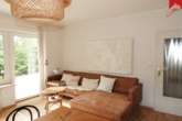Wohnzimmer mit Zugang zur Terrasse - Gemütliche Erdgeschosswohnung in absolut ruhiger aber dennoch zentraler Lage von Aurich mit Gartengrundstück.