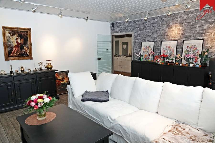 geräumiges Wohnzimmer