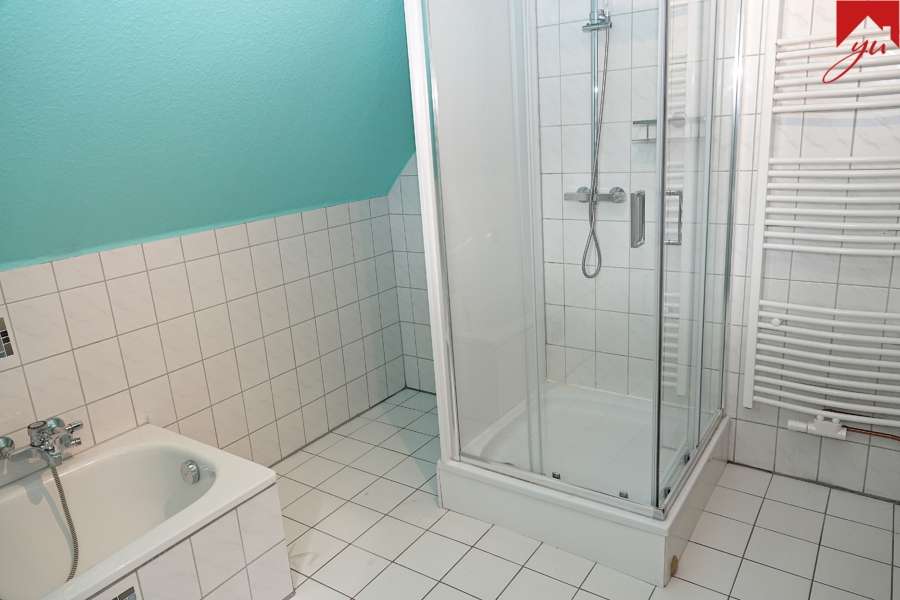 Badezimmer mit Dusche und Badewanne