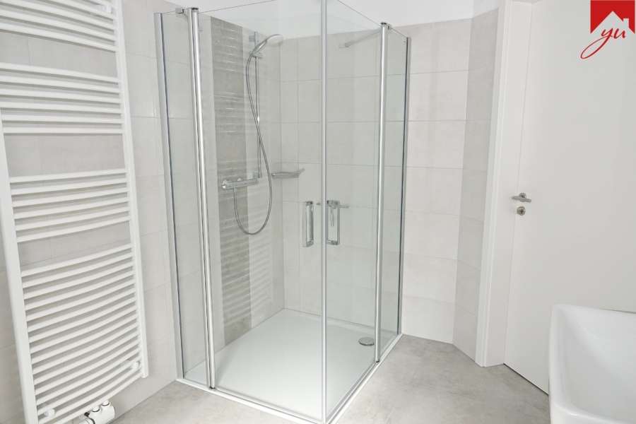 Badezimmer mit Dusche