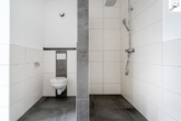 Badezimmer mit ebenerdiger Dusche - Schicke Erdgeschosswohnung mit durchdachter Raumaufteilung im Neubaugebiet von Oldenburg- Eversten.