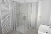 Badezimmer mit Dusche - Einladende Obergeschosswohnung in Wiesmoor. Neubau- Erstbezug!