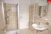 Badezimmer mit Dusche und Wanne - Solide Obergeschosswohnung in guter Lage zur Innenstadt!