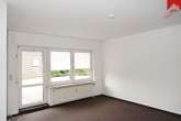 Wohnzimmer mit Zugang zum Balkon - Solide Obergeschosswohnung in guter Lage zur Innenstadt!