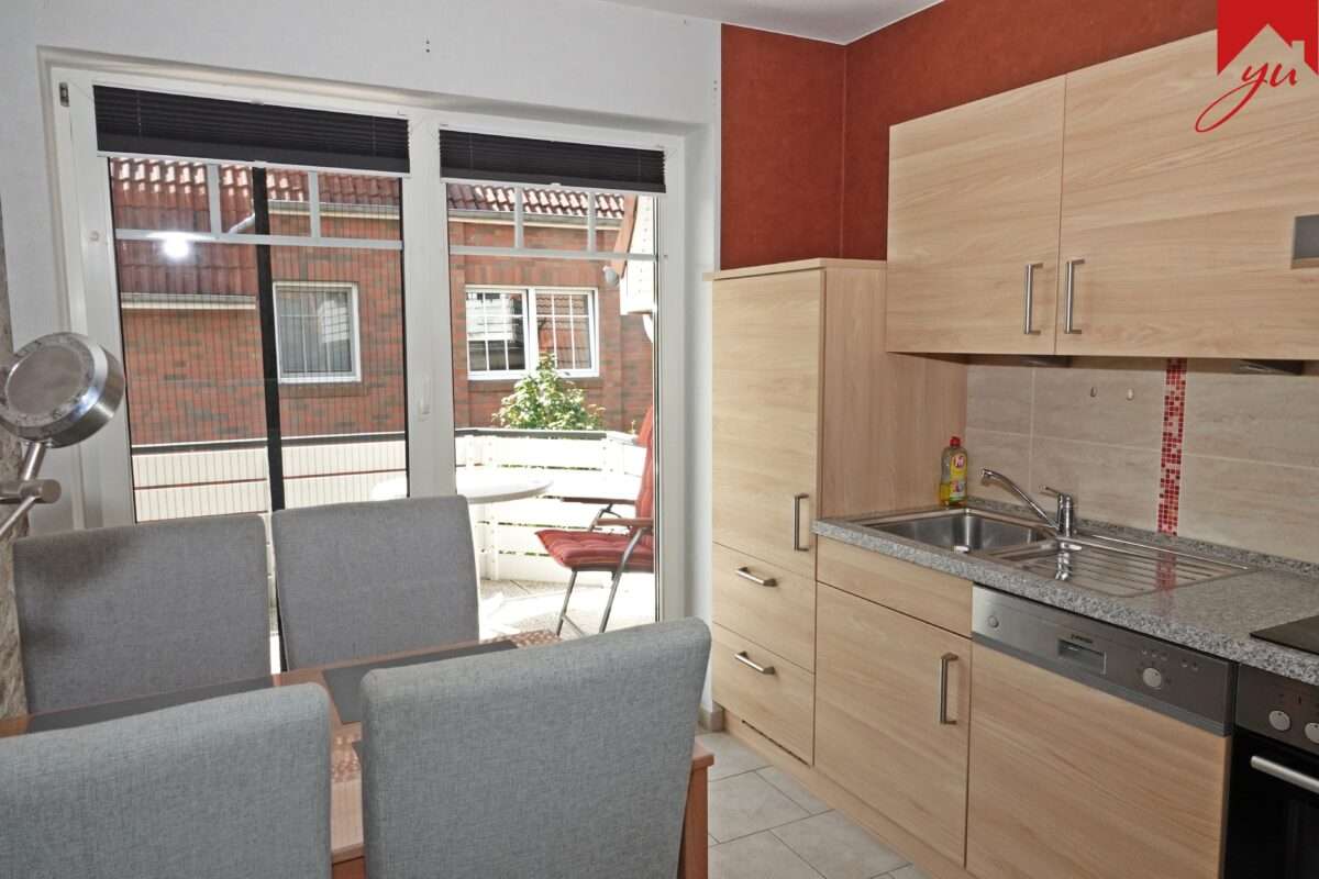 Küche mit Zugang zum Balkon