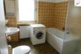 Badezimmer mit Wanne und Dusche